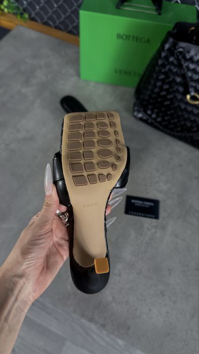 Мюлі та сумка від Bottega Veneta