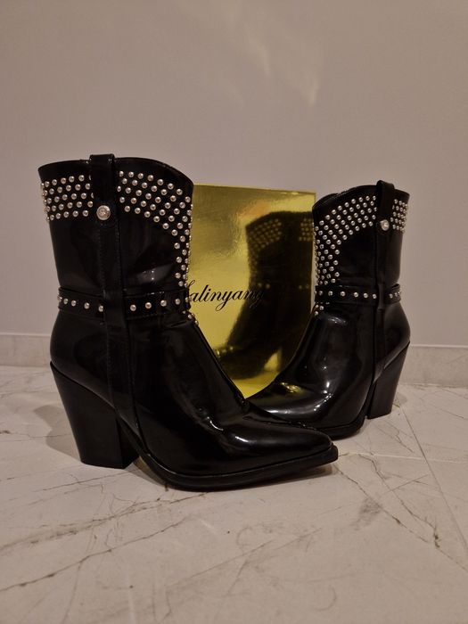 Czarne Lakierowane Botki Kowbojki z Dżetami
