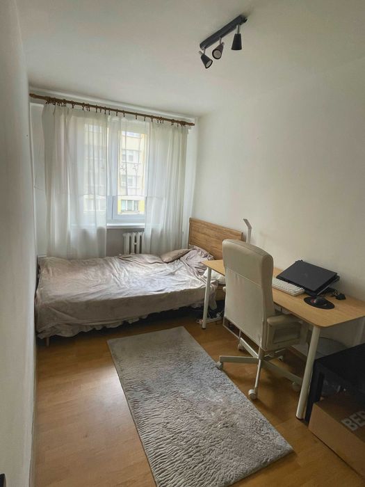 Do wynajęcia jeden pokój w 3-pokojowym mieszkaniu z osobną kuchnią i łazienką.