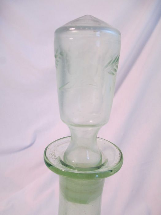 Garrafa de vidro verde antiga