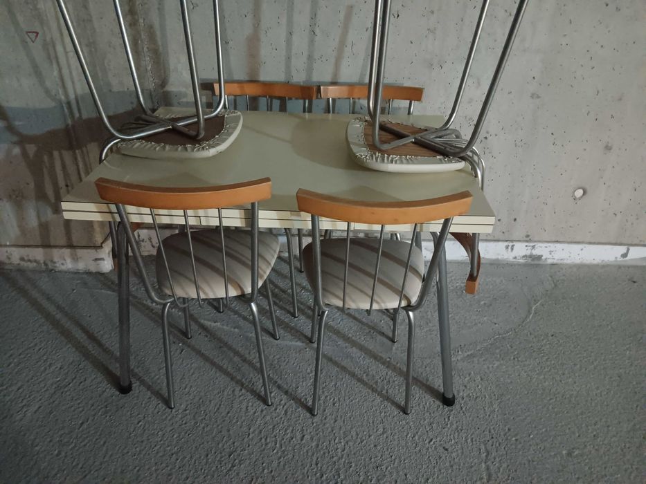 Mesa de cozinha com cadeiras