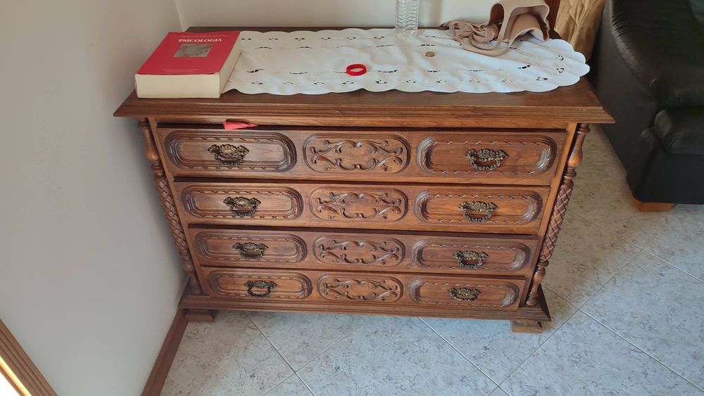 Cama, cómoda, mesinhas + colchão