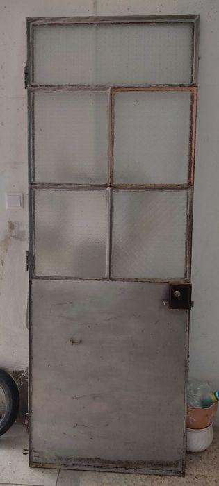 Porta de ferro com aduelas