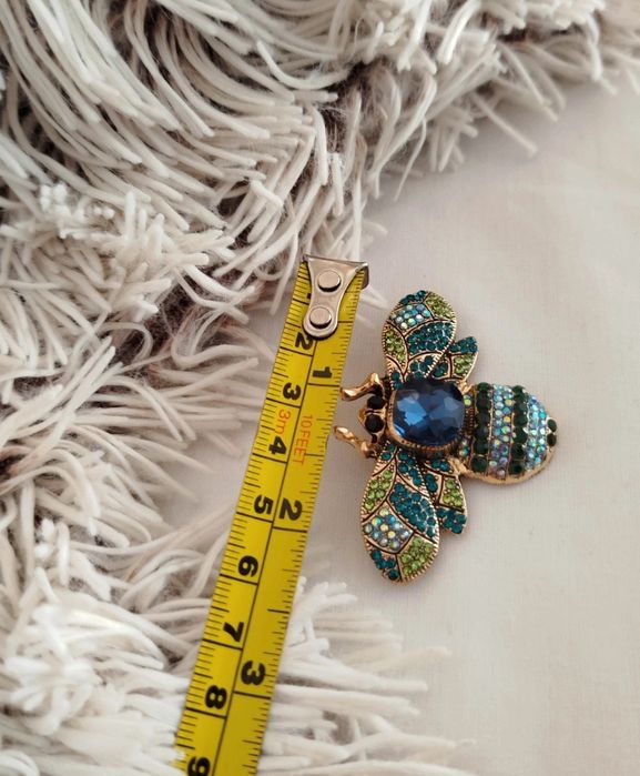 Piękna bogato zdobiona broszka żuk w kolorach granatu i zieleni