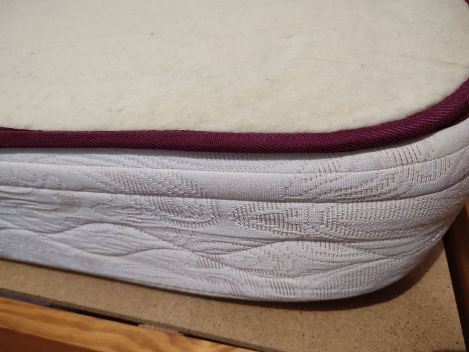 Cama de solteiro e colchão