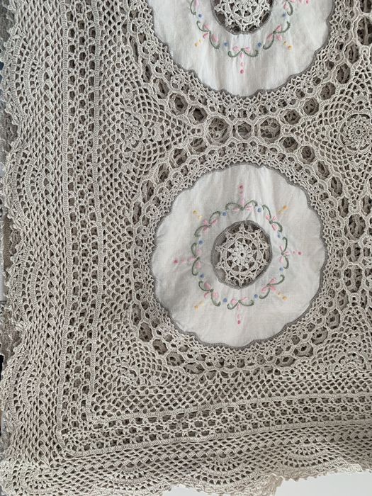 Toalha de mesa de renda e bordada