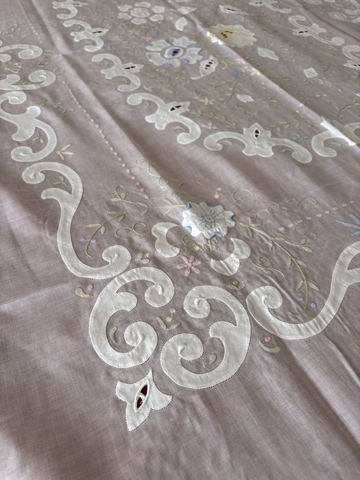 Colcha de casal organdy e algodão bordada à mão da madeira 230x268 com cores pastel