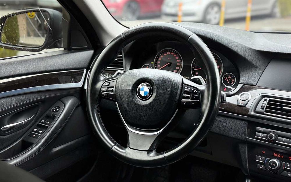 BMW 520I 2012 року