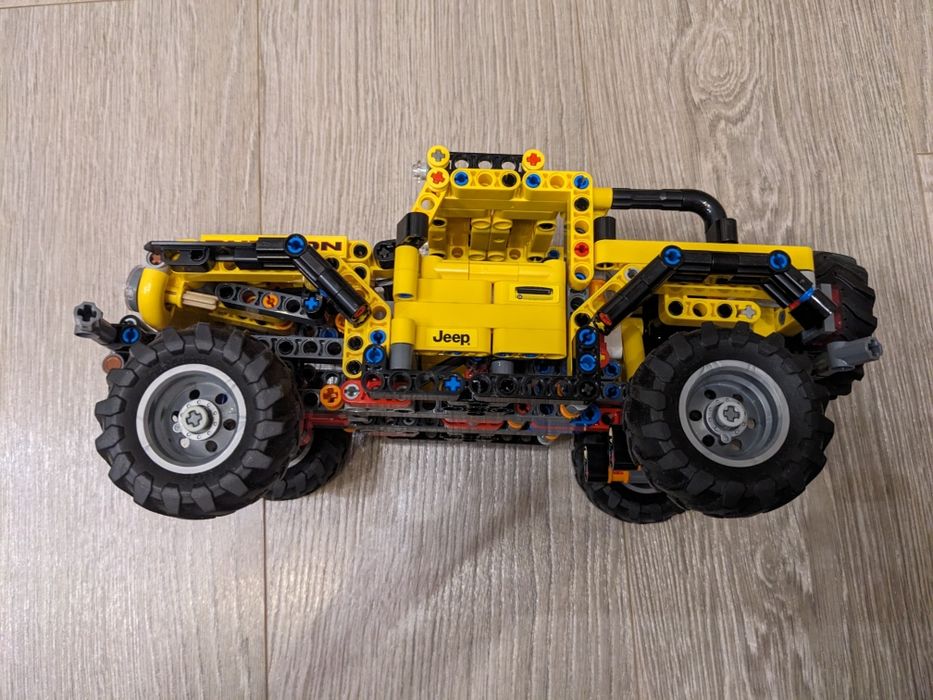 Продам LEGO Technic Jeep Wrangler (42122)