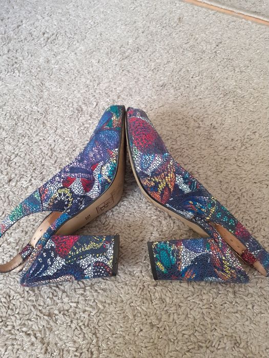 Śliczne sandały na obcasie r.36