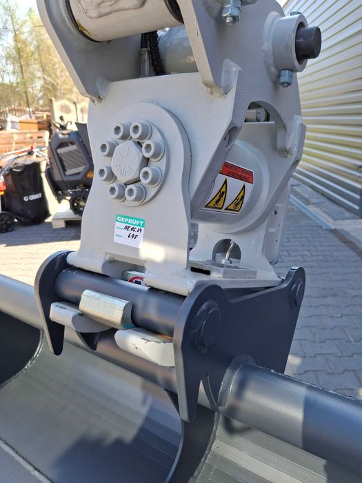 Minikoparka Takeuchi TB216 V4 gąsienicowa – 1,8 t  POWERTILT  w zestawie z przyczepką ciężarową IFOR WILLIAMA GH94BT 2700kg ładowność