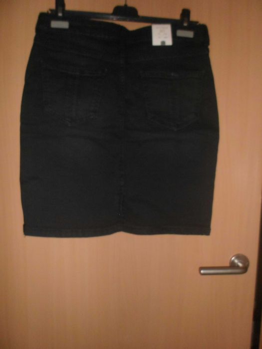 saia com bolsos da marca Easy Wear para mulher jovem
