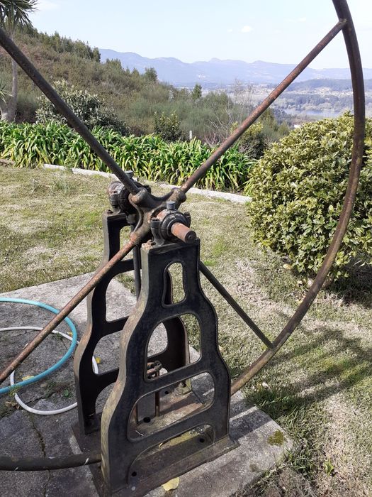 Roda de bomba de poço antiga