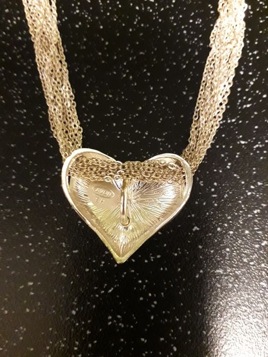 Колье в форме сердца.