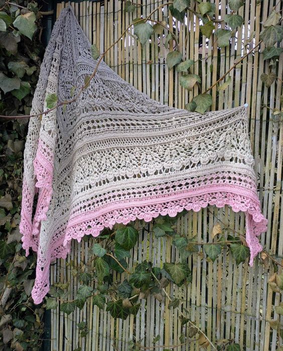 Bardzo duża chusta zrobiona szydełkiem