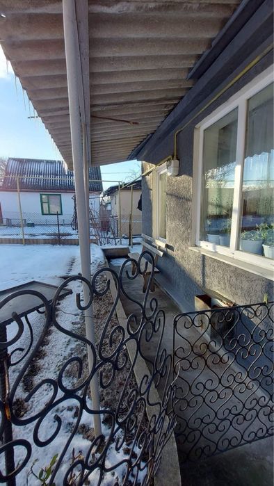 Продам 1/2 частину будинку з гаражем