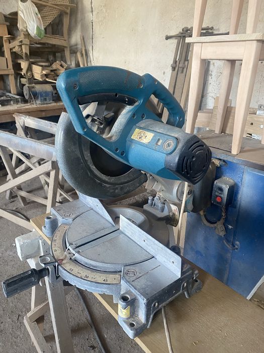 Торцювальна пила Makita