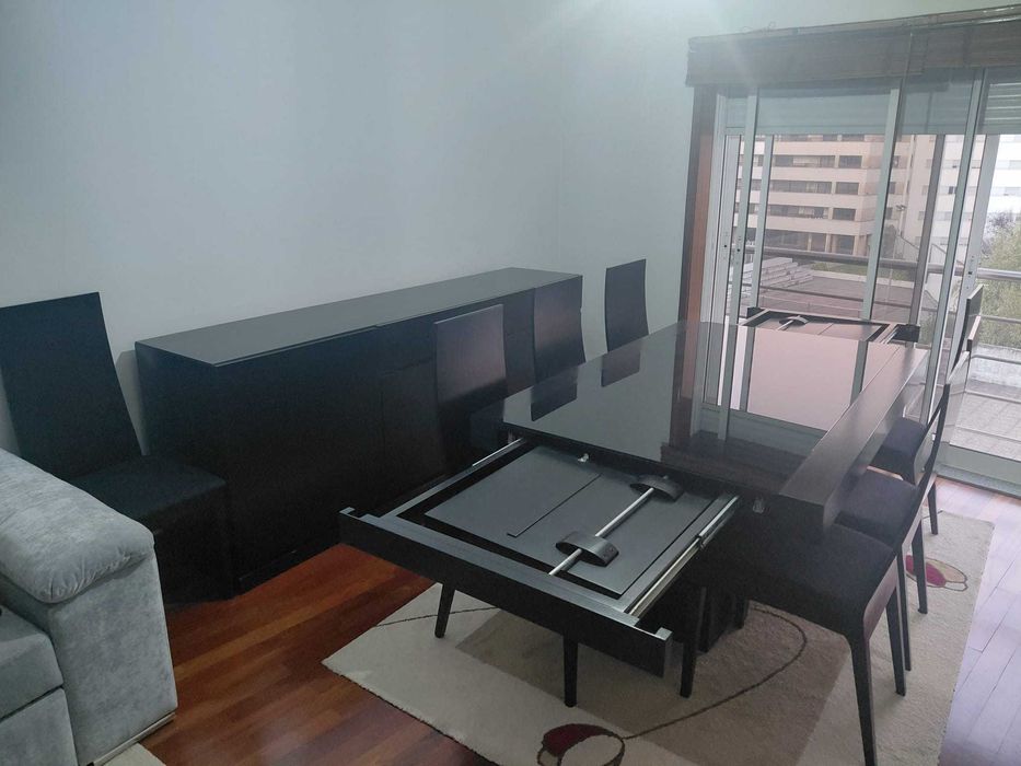 Conjunto Sala de Jantar Madeira Maciça (Mesa extensível + 7 Cadeiras + Aparador + Espelho)