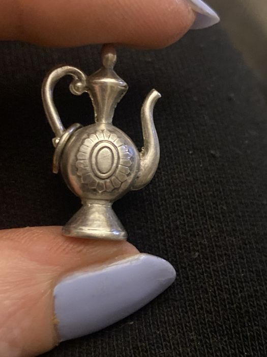 Mała srebrna zawieszka stara próba 835 dzbanek