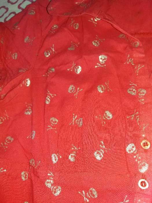 Camisa stradivarius com caveiras