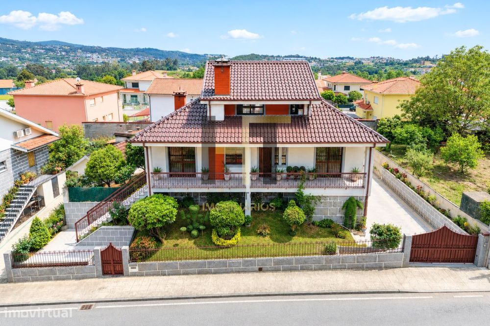 Moradia T4 de 4 Frentes com 312m², Anexos e Garagem para 3 Carros em