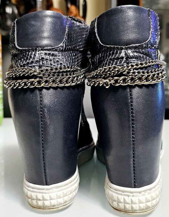 Skórzane czarno-granatowe sneakersy na koturnie, rozm 39