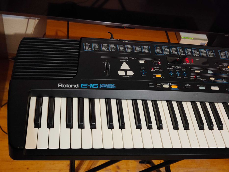 Roland E-16 syntezator keyboard