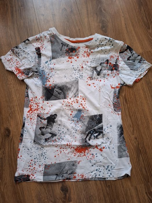 Biały t-shirt ze wzorem