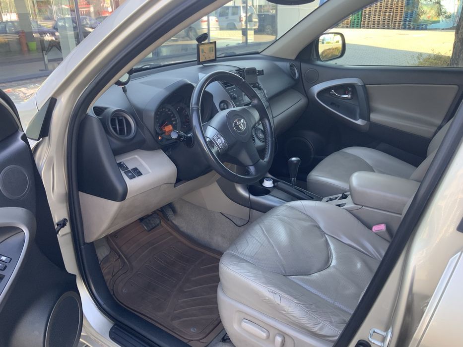 Автомобіль Тайота RAV4 2006 року випуску