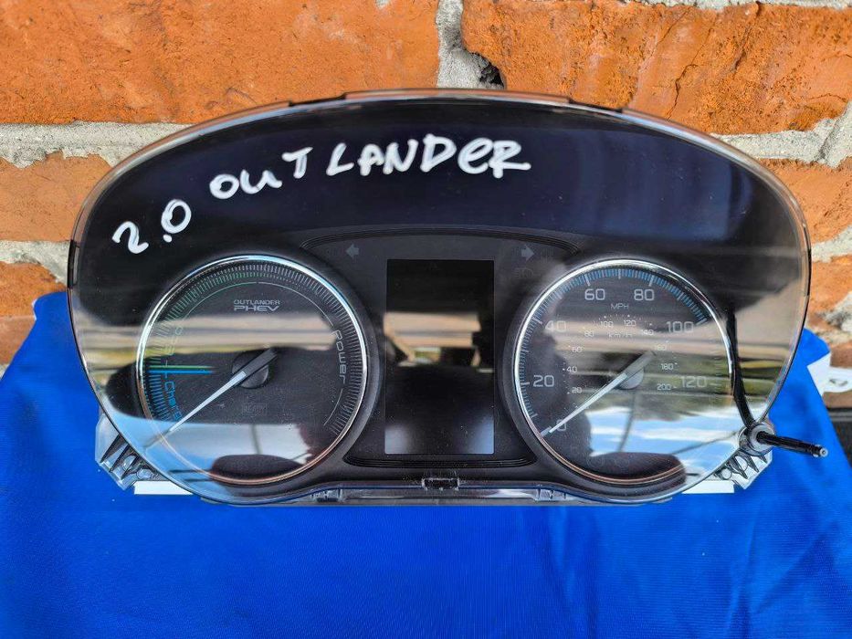 Панель приладів приборів Mitsubishi Outlander PHEV 2.0i 8100C386