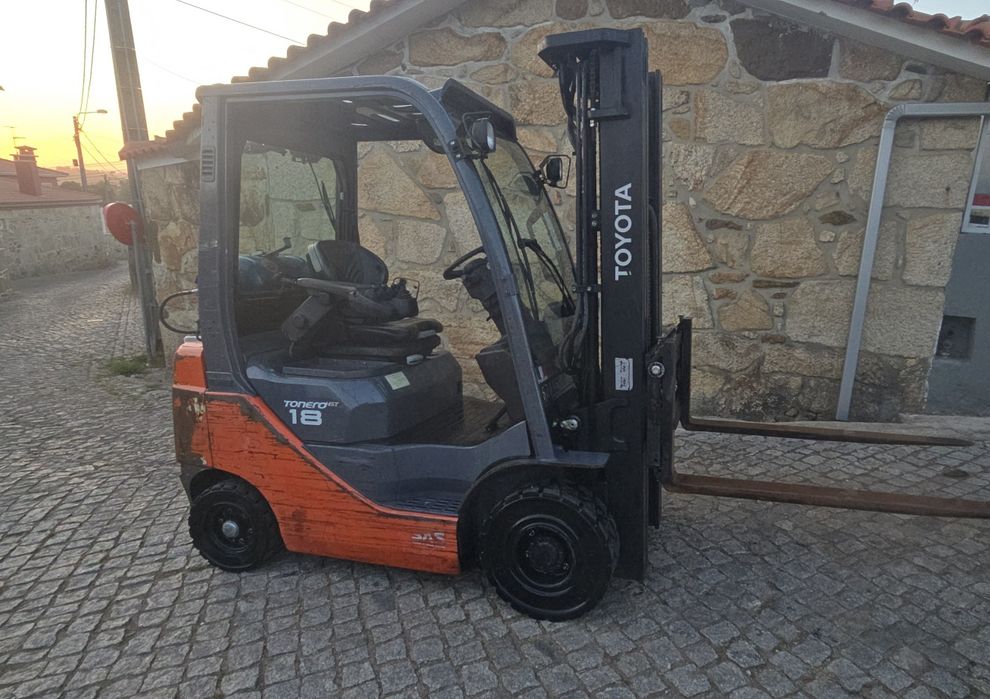 Empilhador toyota  18 gás