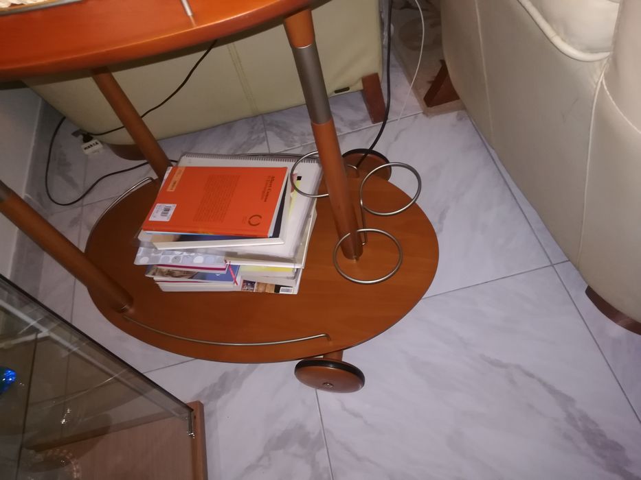 Mesa ou carrinho de apoio elegante.