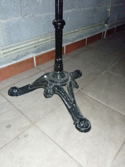 Mesa clássica, pé em ferro trabalhado