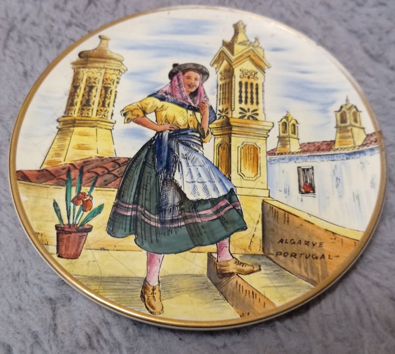 Prato decorativo de  mulher com trajes algarvios