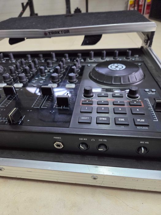 Native Instruments Traktor Kontrol S4 MK2 DJ Controller + Flight Case