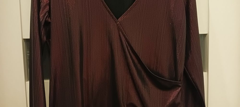 Błyszcząca bluzka z dekoltem na imprezę