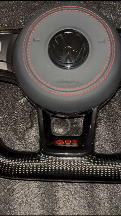 Volante VW Carbono com LED Display | Golf GTI / R (MK5 MK6 MK7 MK8)