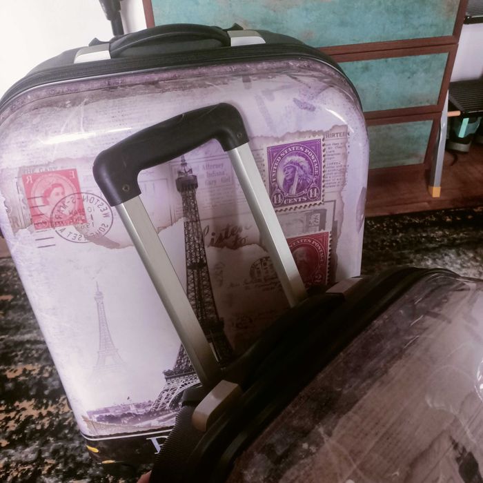 Trzy walizki na kółkach