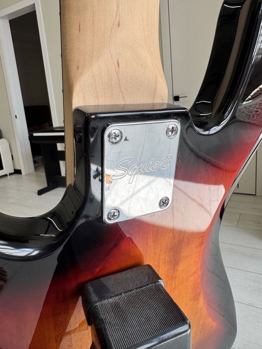 Бас Гітара SQUIER By FENDER  5 струнка!!!