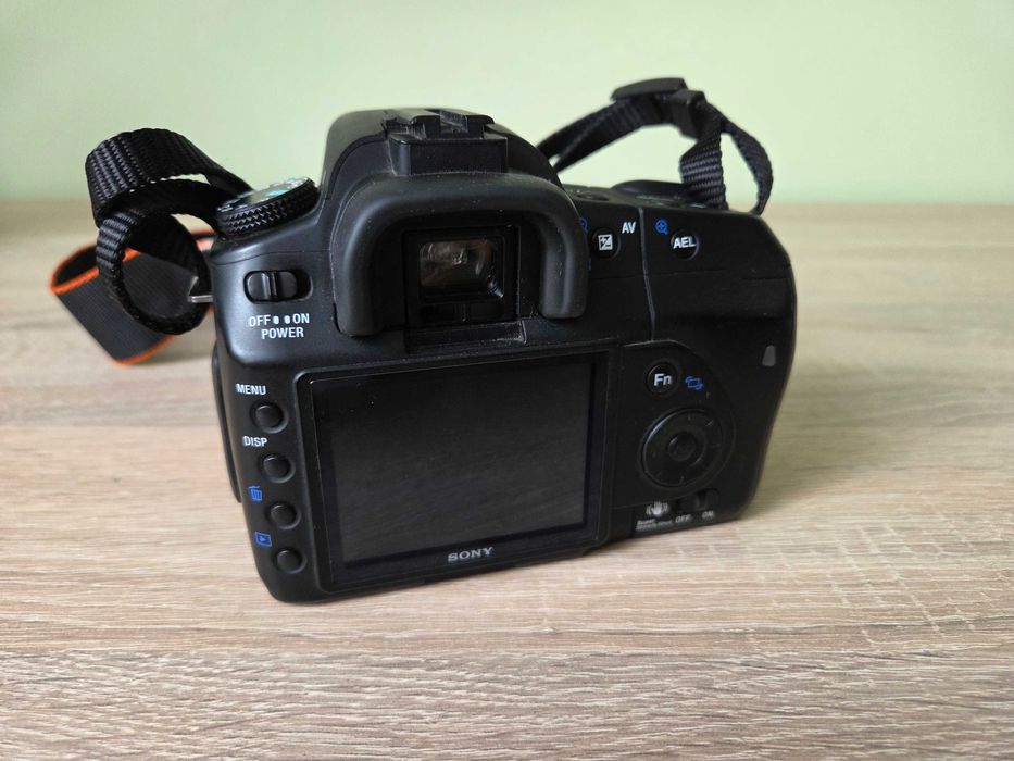 Sony Alpha 200 (DSLR-A200) z dwoma obiektywami 28-70, 75-300 torbą i akcesoriami