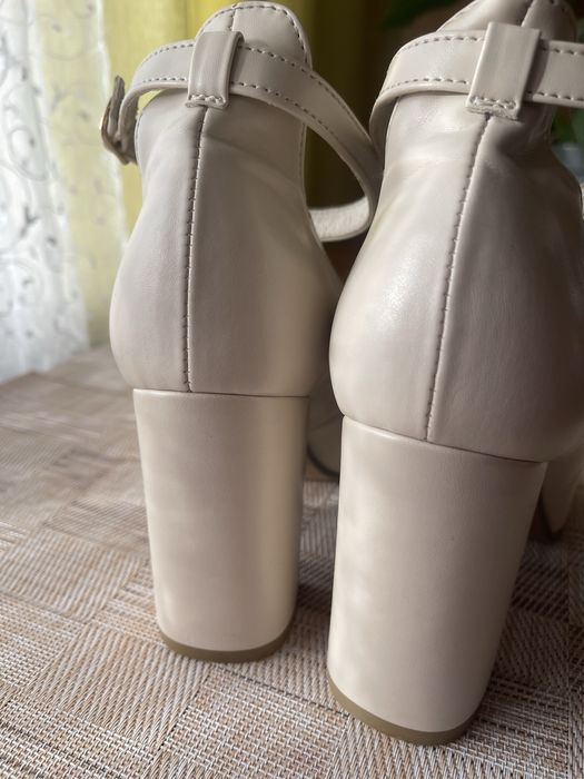 Туфлі на каблуку