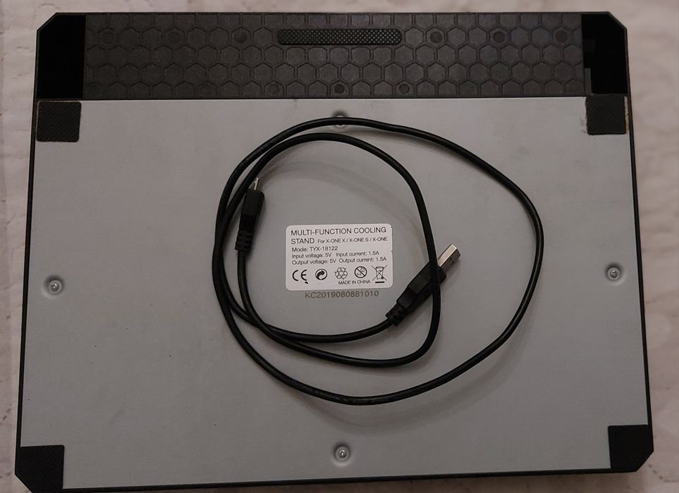 Xbox One X 1 TB + Cooler e Charger