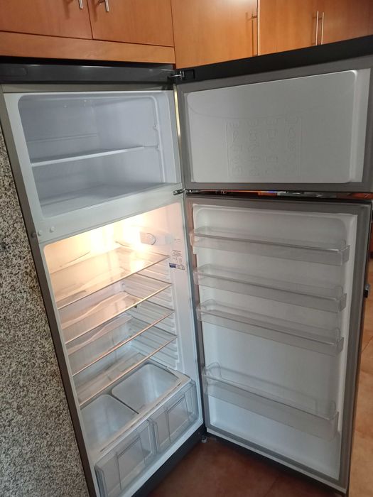 Vendo frigorífico marca Hotpoint Ariston em inox para peças