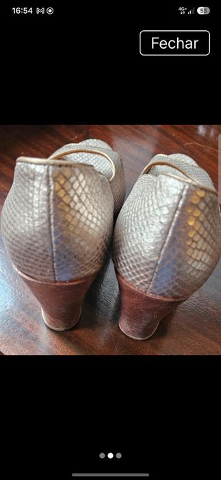 Sapatos em pele dourados