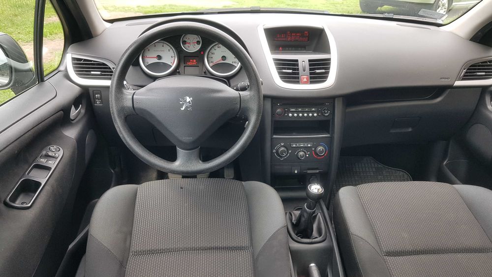 PEUGEOT 207 1.4benzyna 8v 75km 2010r PANORAMA DACH bluetooth KLIMATYZACJA