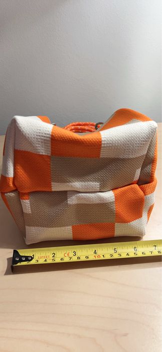 Carteira em estamoado geometrico laranja, bege e creme