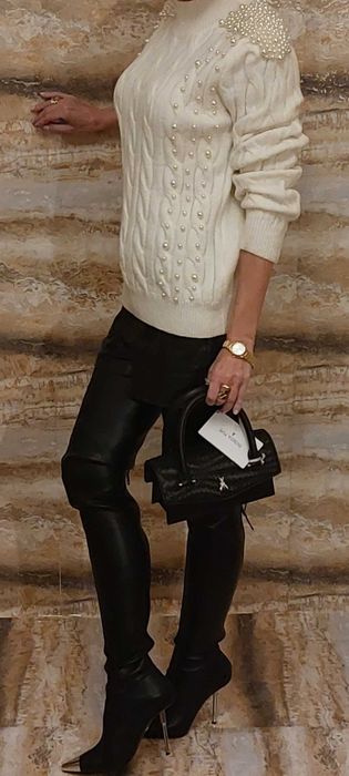 Bardzo efektowny sweter z bogato zdobionymi perłami i splotem warkocza