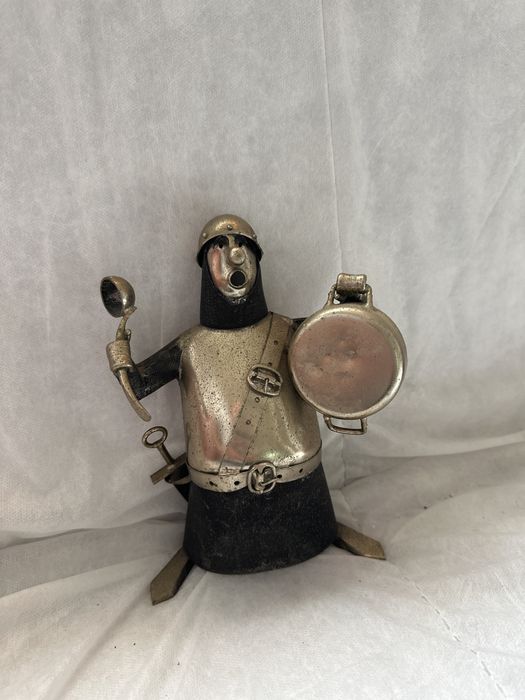 Estatuetas de soldados medievais em metal