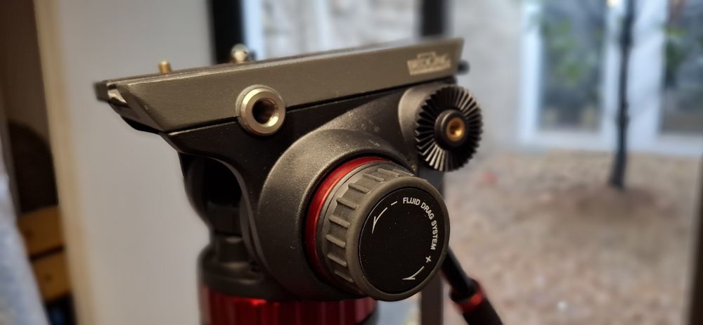 Tripé cabeça manfrotto e pernas sirui em carbono