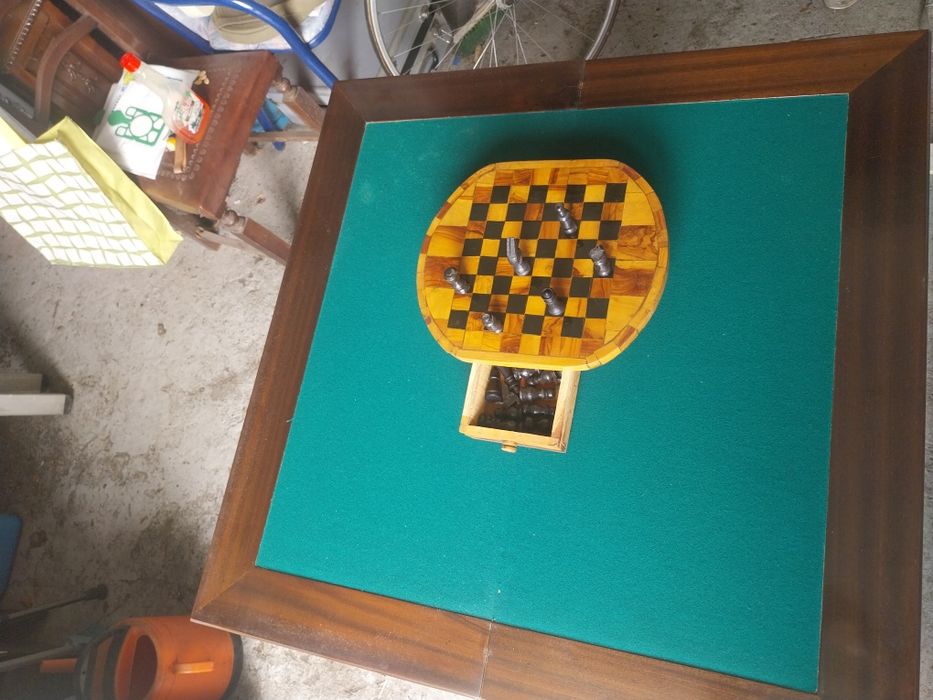 Mesa de jogos .como nova